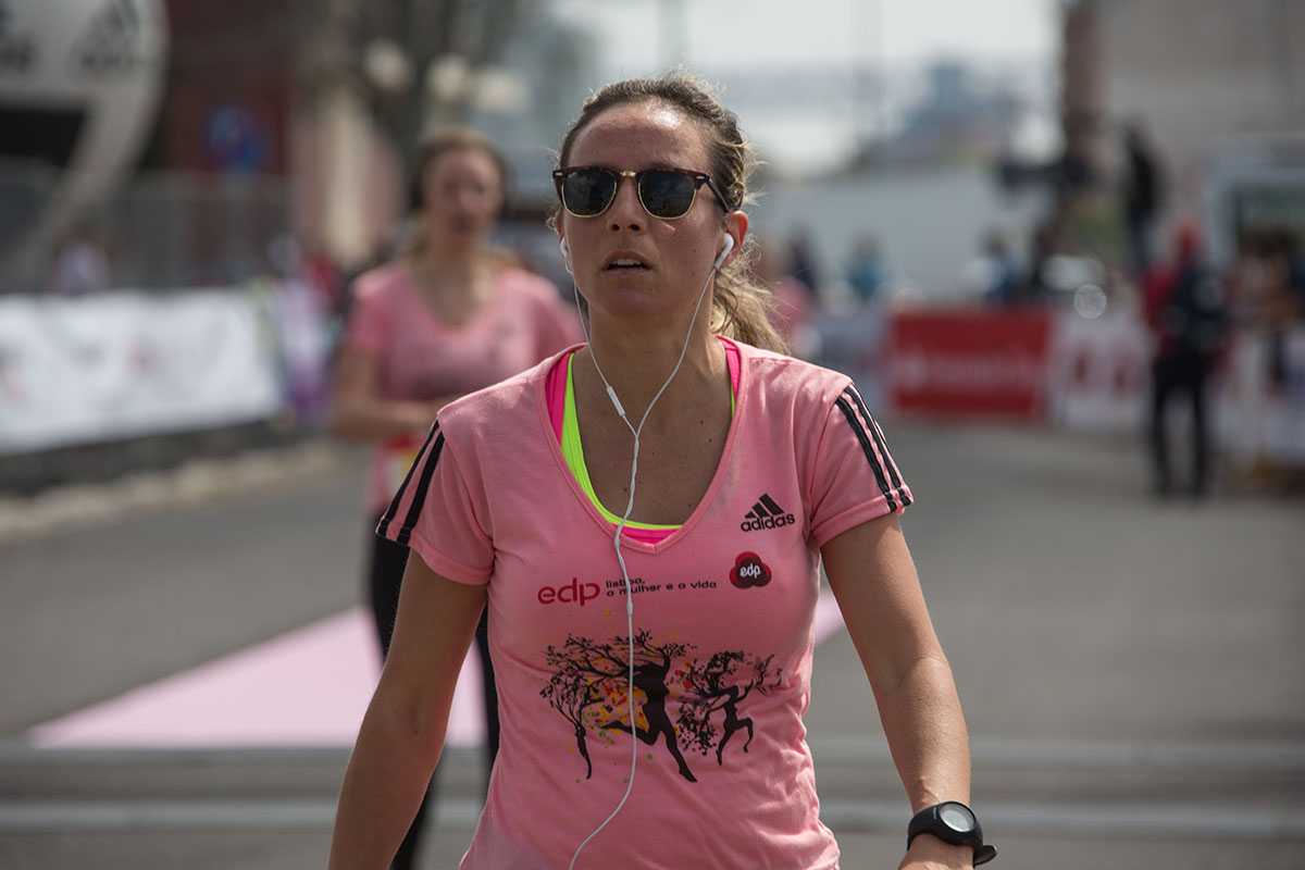 Onda rosa de mulheres invade zona ribeirinha de Lisboa – Corrida da Mulher