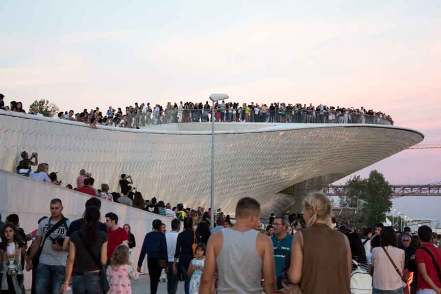 Milhares aproveitam feriado nacional no MAAT