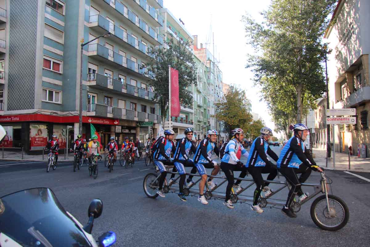 Centenas de cicloturistas pedalaram em Lisboa, pela solidariedade