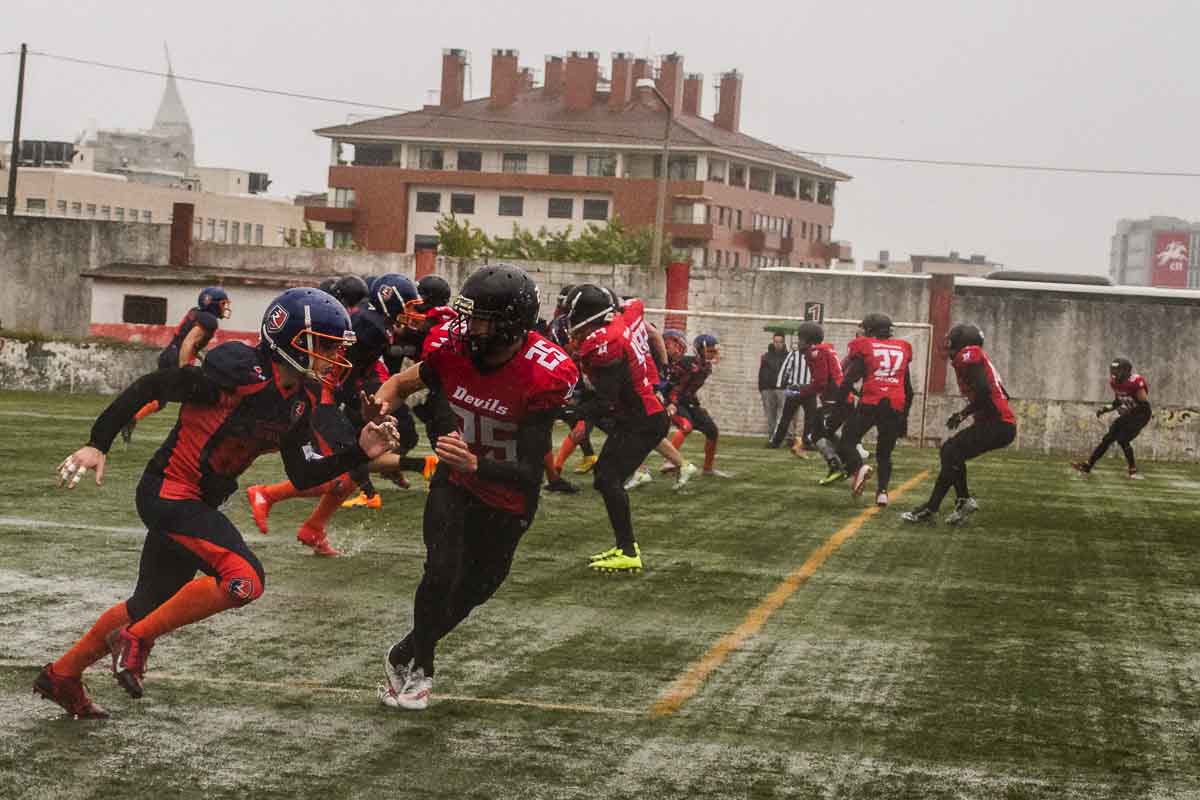 Os Lisboa Devils seguem na liderança do campeonato nacional de futebol americano .