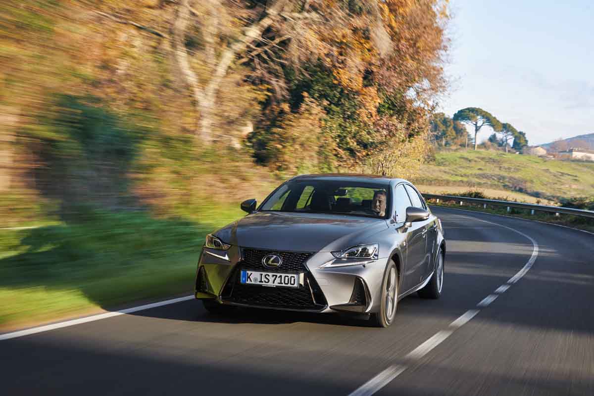 NOVO LEXUS IS, O SEDAN HÍBRIDO AGORA RENOVADO