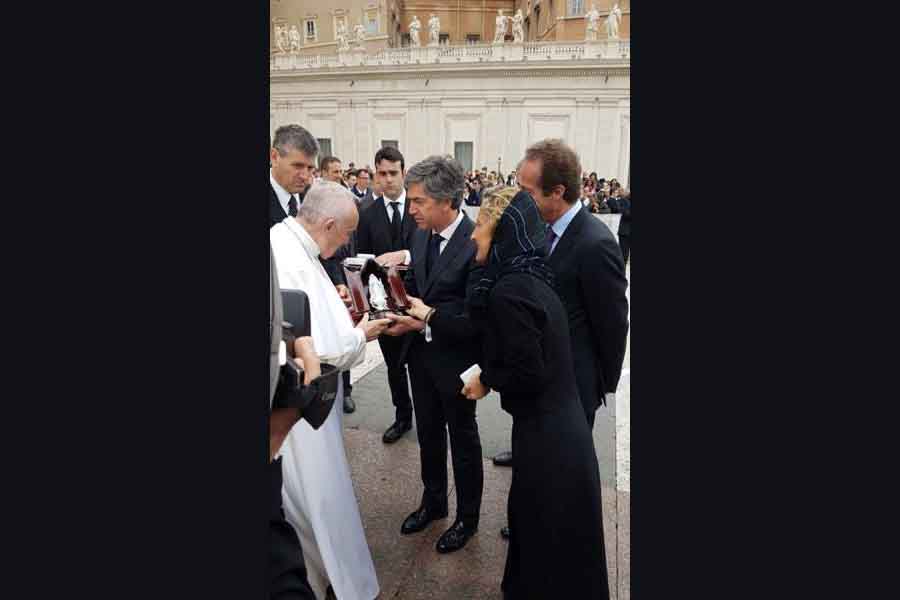 IMAGEM DE NOSSA SENHORA ENTREGUE AO PAPA FRANCISCO PELO TURISMO CENTRO DE POTUGAL