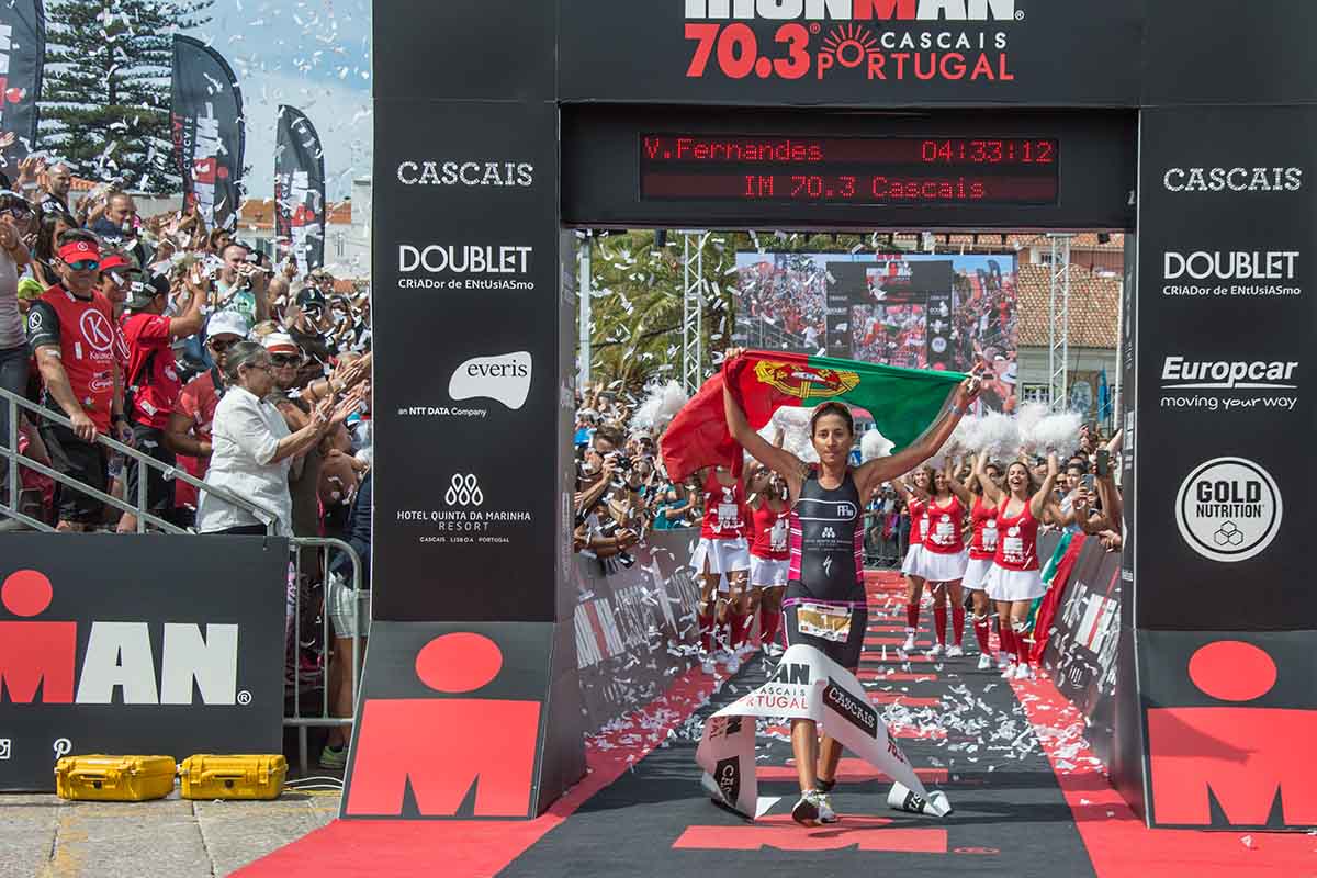 IROMAN 70.3 – VANESSA FERNANDES CORTOU A LINHA DA META AO SOM DOS APLAUSOS DE UMA BAIA DE CASCAIS EMOCIONADA.