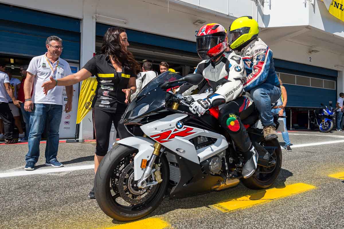 Bombeiros à “boleia” no Circuito do Estoril