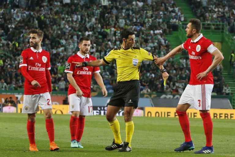 Sporting e Benfica empatam a zero em Alvalade, com o 2º lugar da liga a sorrir à equipa da casa