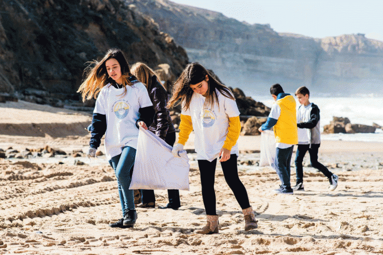 Liga MEO Surf – Ação de limpeza a caminho da tonelada de lixo apanhado no Allianz Sintra Pro