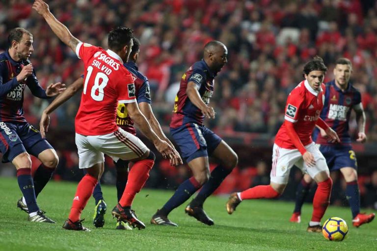 Benfica vence o Chaves por 3-0.