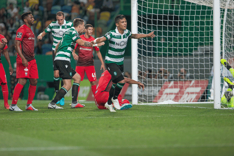 Sporting regressa às vitórias e vence o Marítimo por 2-0