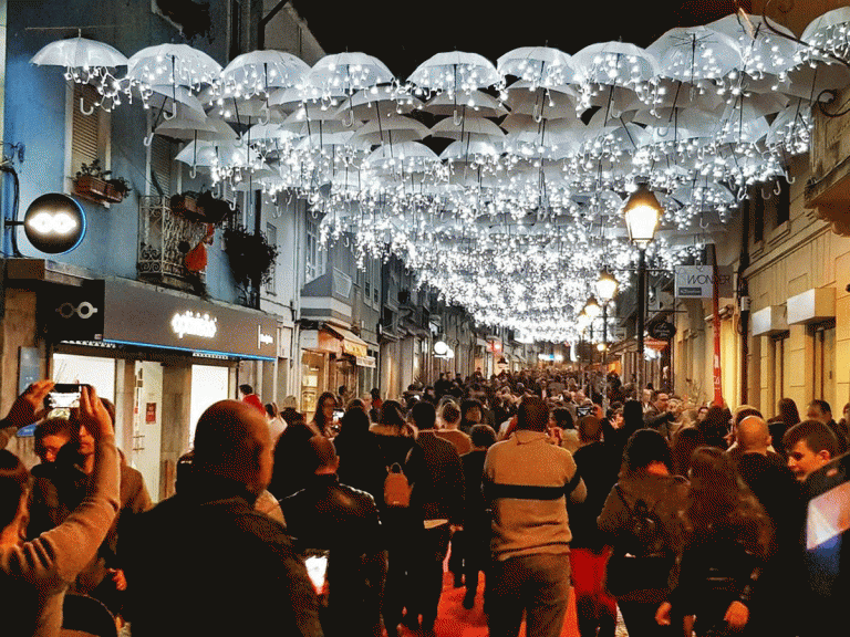 Milhares de visitantes rumaram a Águeda atraídos pelo maior e mais pequeno Pai Natal do mundo