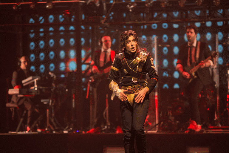 “Forever King of Pop”: Universo de Michael Jackson, recriado no palco do Salão Preto e Prata