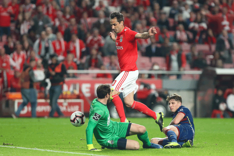 Benfica vence o Desportivo de Chaves, por 4-0 e fica a um ponto do lider