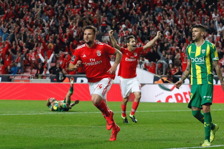 Benfica vence Tondela, com golo de Seferovic, nos últimos minutos