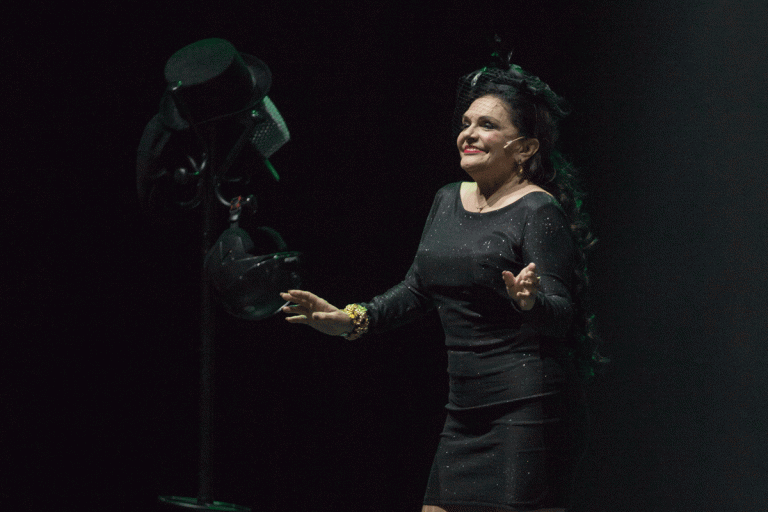 Rita Ribeiro estreou “O Reviralho” no Palco do Salão Preto e Prata