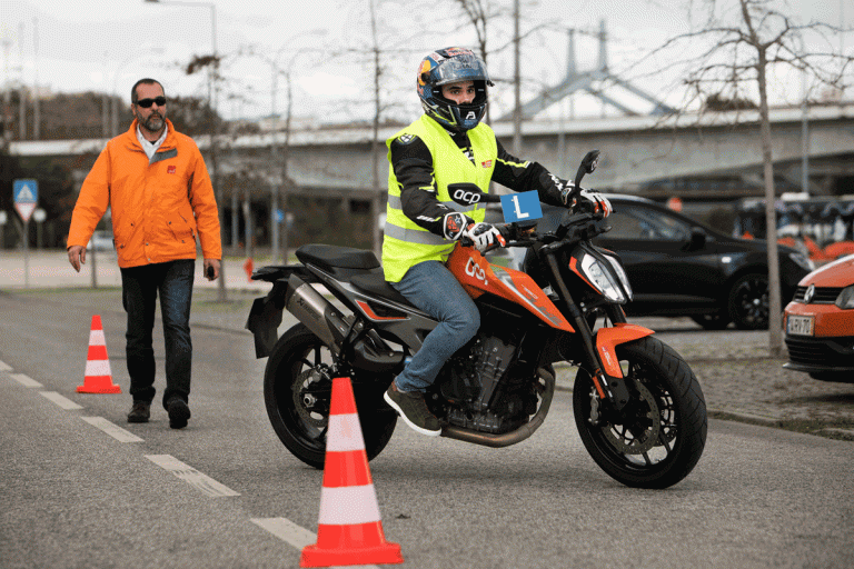 MIGUEL OLIVEIRA ESTÁ A TIRAR A CARTA DE MOTO