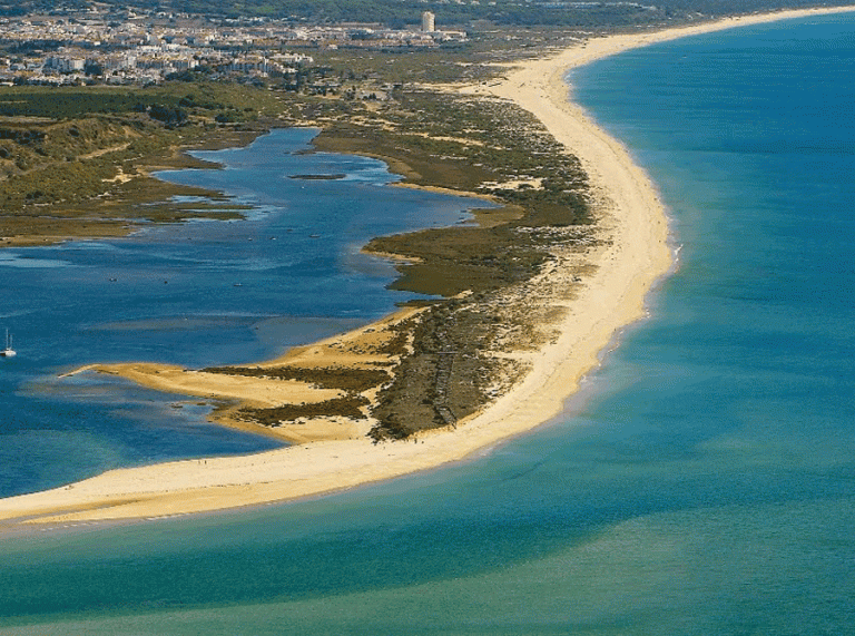 Presidente do Turismo do Algarve condena campanha publicitária nas redes sociais do Aeroporto de Faro