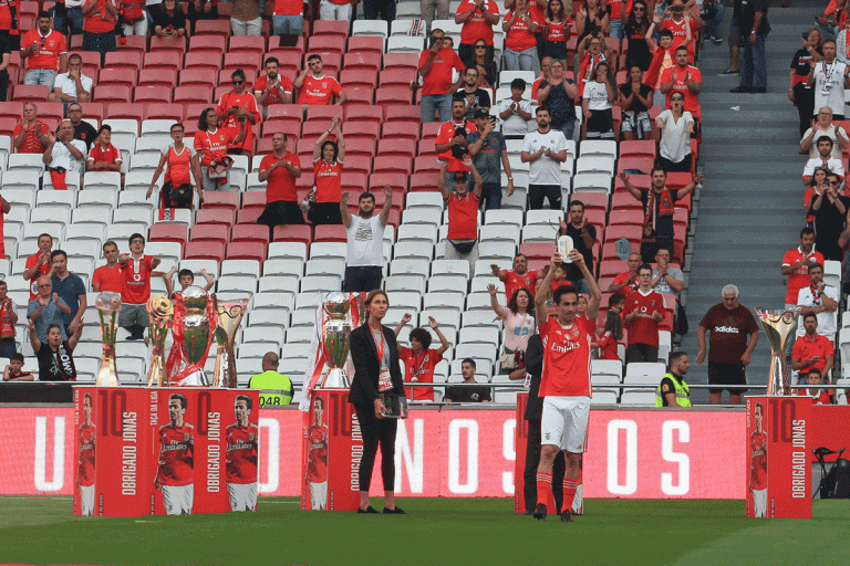 Benfica homenageia Jonas e apresenta nova equipa aos sócios.