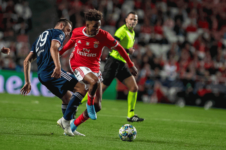 Benfica vence o Lyion por 2-1