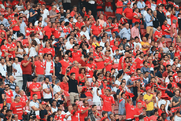 Benfica eliminado da Liga dos Campeões, depois de estar a vencer até ao minuto 90.