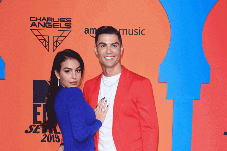 CRISTIANO RONALDO AO LADO DE GEORGINA RODRÍGUEZ NA RED CARPET DOS MTV EMAS 2019