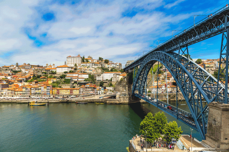 Ponte Luiz I, classificada como uma das mais bonitas da Europa.