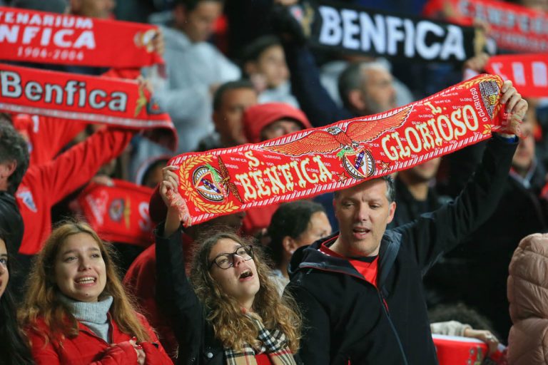 Benfica inicia 2020 com treino aberto