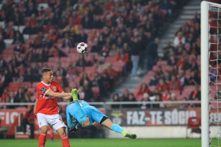 Benfica reforça a liderança ao vencer o Belenenses por 3-2