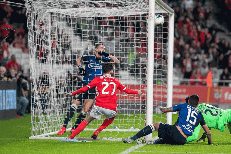 Benfica vence o Famalicão, na Luz, por 3-2