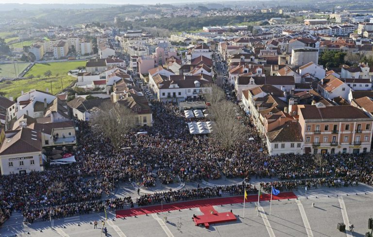 Os sinos e carrilhões do Palácio Nacional de Mafra voltaram a tocar este domingo após 20 anos de silêncio