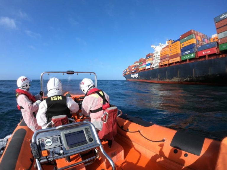 Marinha resgata tripulante filipino com lesão ocular