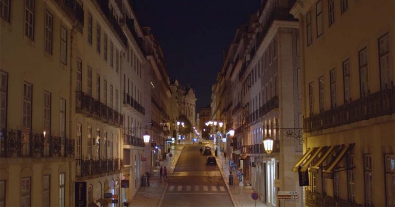 “Estranha forma de vida” –  o fado que celebra o regresso à nova vida no Chiado