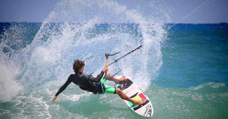 Praticante de kitesurf salvo pela Marinha no mar do Algarve