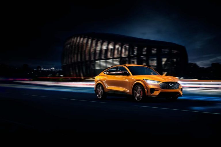 Icónico Cyber Orange no Ford Mustang Mach-E GT, em 2021