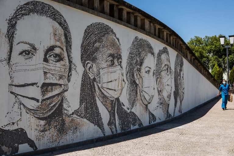 Rostos de dez profissionais de saúde, retratados em mural de Vhils