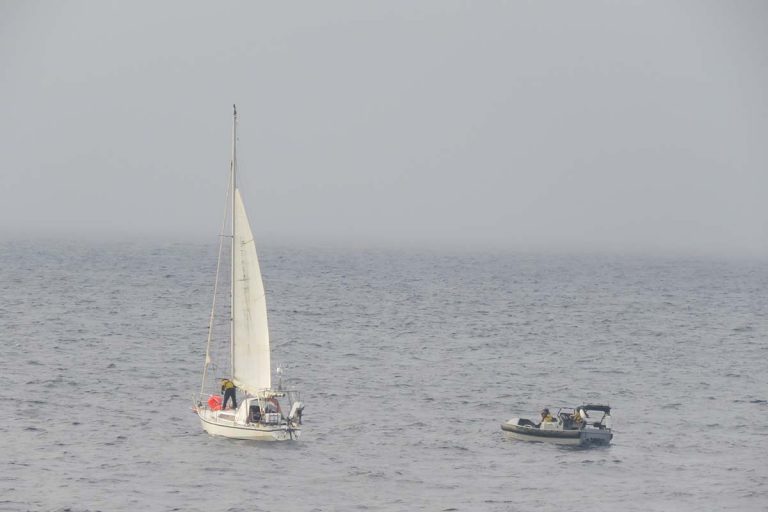 Velejador solitário à deriva no mar dos Açores auxiliado pela Marinha