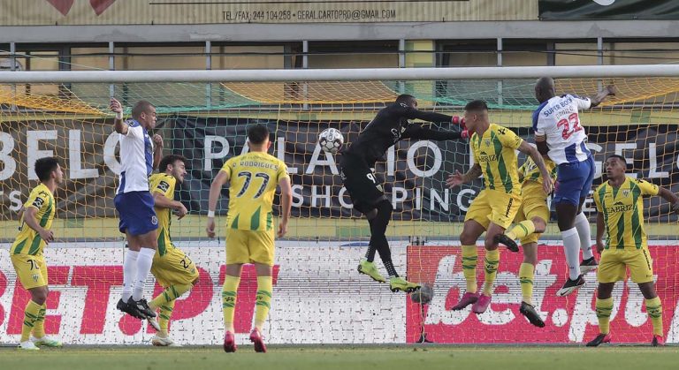 Porto vence em Tondela e espera resultado do Benfica