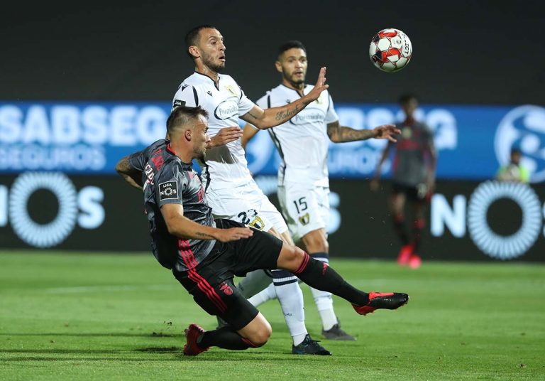 Benfica empata em Famalicão e adia festa do título ao Porto