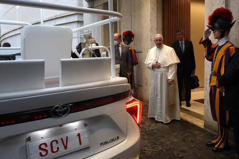 Papa Francisco recebe Toyota Mirai a hidrogénio