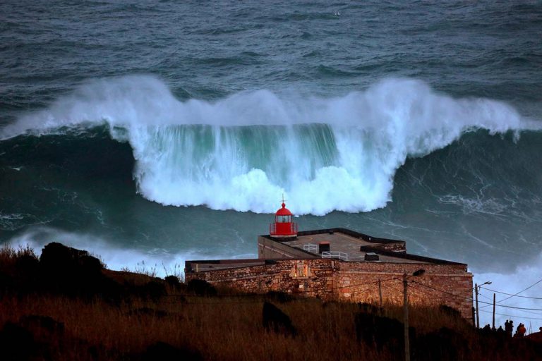 Praia do Norte, Nazaré, espera entrada de ondulação grande