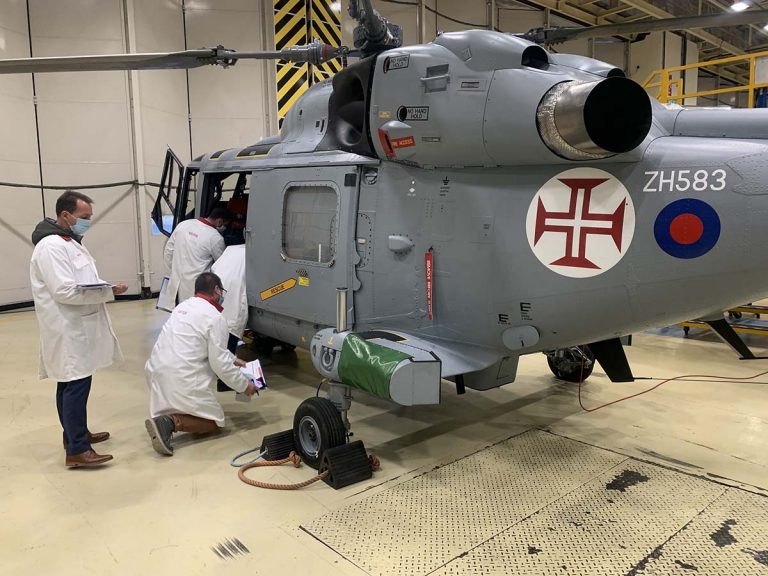 Helicóptero Lynx da Marinha em fase final de aceitação