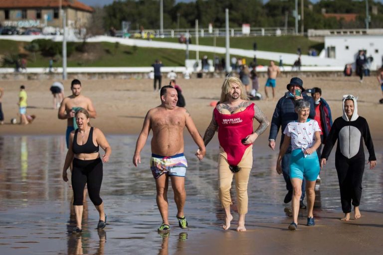 tradição em Carcavelos primeiro banho do ano