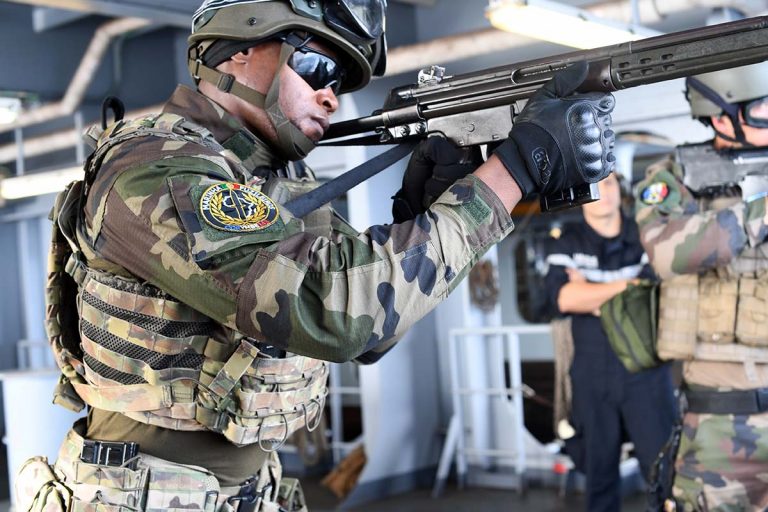 Fuzileiros preparam missão em navio francês para apoio à segurança marítima no Golfo da Guiné