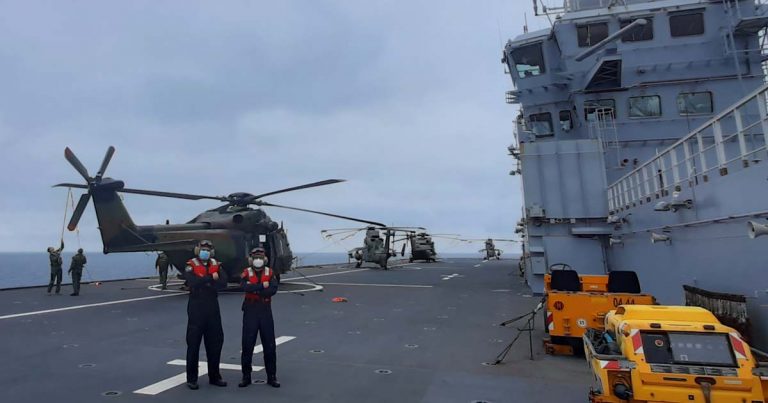 Militares da Marinha Portuguesa embarcam a bordo de navio da Marinha Francesa