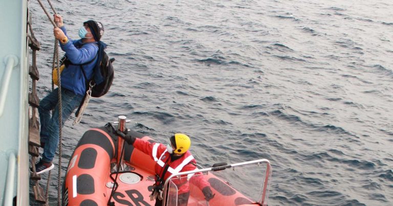 Navio patrulha Figueira da Foz salva velejador solitário