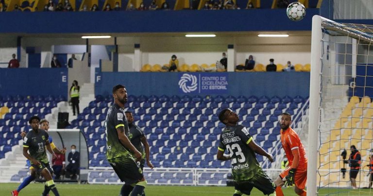 Empate do Estoril com o Desportivo de Chaves adia a festa do título