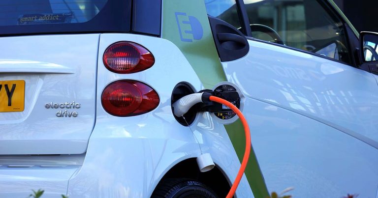 Os carros elétricos mais vendidos em Portugal: quanto custa carregá-los?