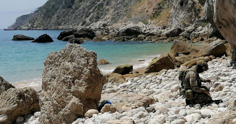 Mergulhadores Sapadores da Marinha inativaram engenho fumígeno, em Sesimbra