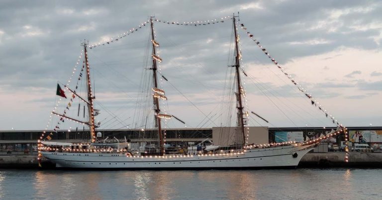 NRP Sagres larga do porto do Funchal e ruma aos Açores