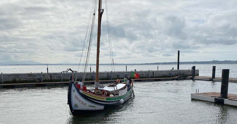 Há passeios fluviais no Tejo a partir do Terreiro do Paço