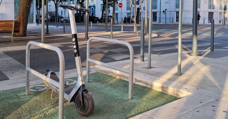 Bird lança em Lisboa novo sistema de parqueamento de trotinetes