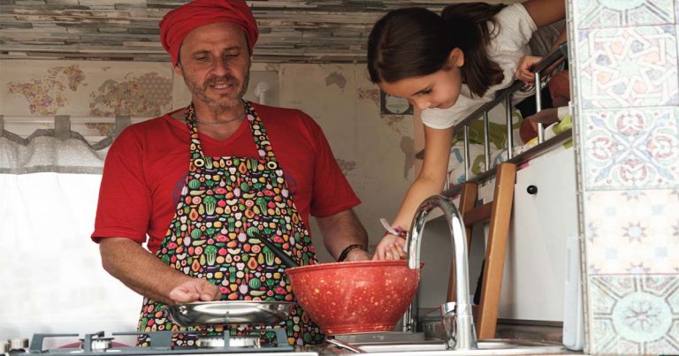 Chakall e Maria João Costa, duas das atrações da nova programação de Casa e Cozinha